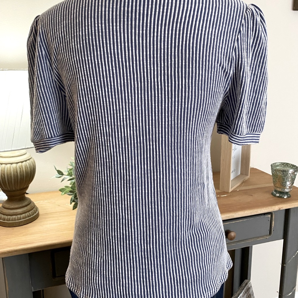 W5 Shirt with a Square Neck and Short Puff Sleeve - Picture 2 of 4
